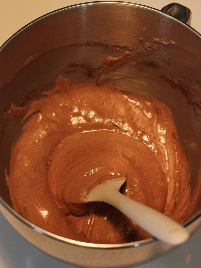 泡立てたボールに粉を入れてゴムべらで混ぜます