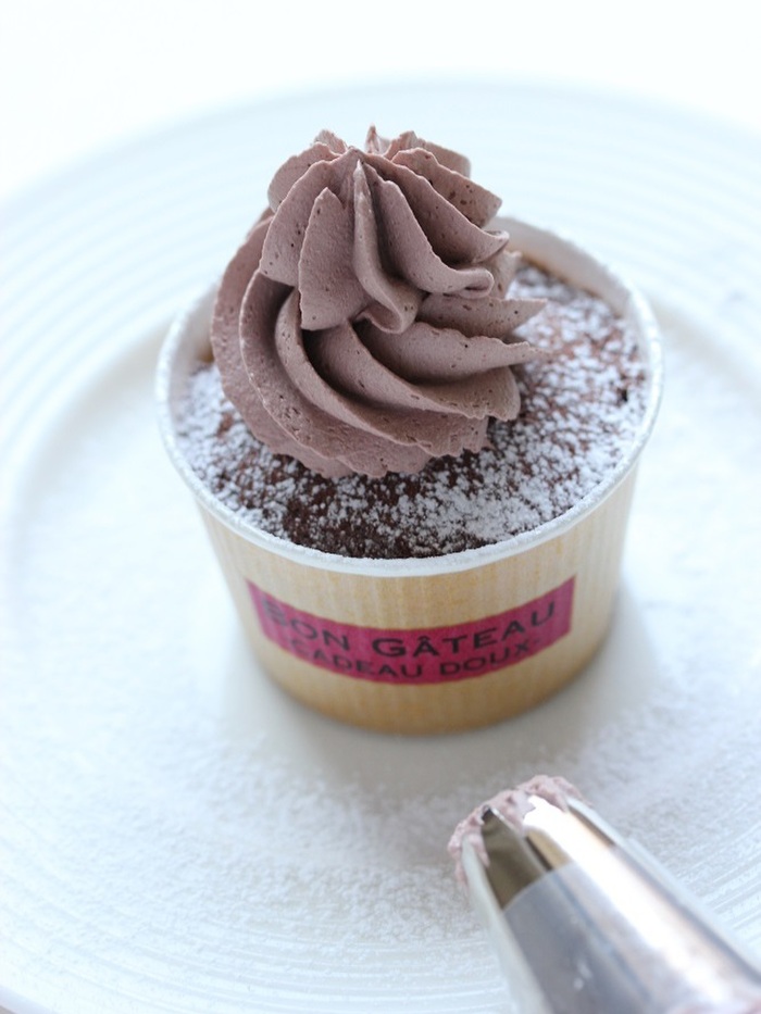 高さを出してクリームを絞ります