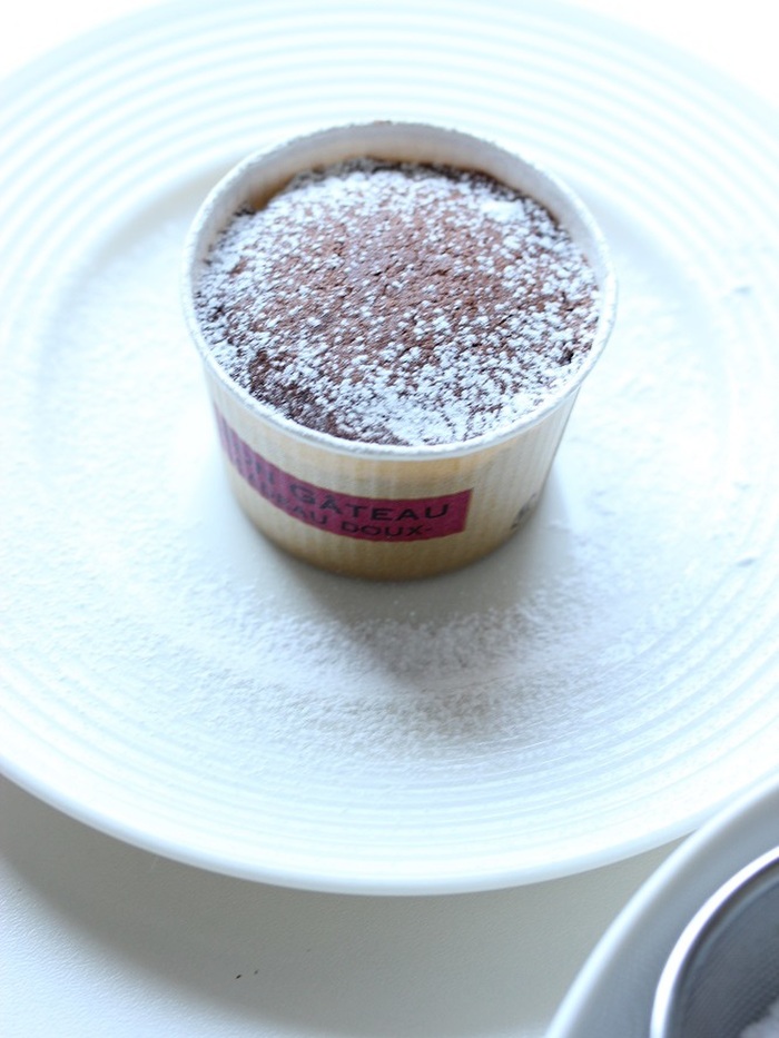 粉砂糖を外側にふるう