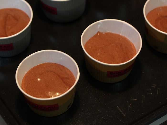 カップの6分目ぐらいまで入れて、オーブンで焼きます