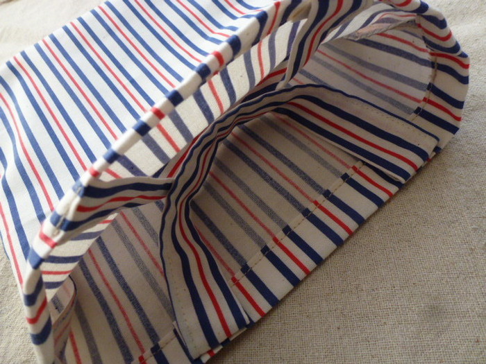 持ち手を折り込み、ラッピングに使う