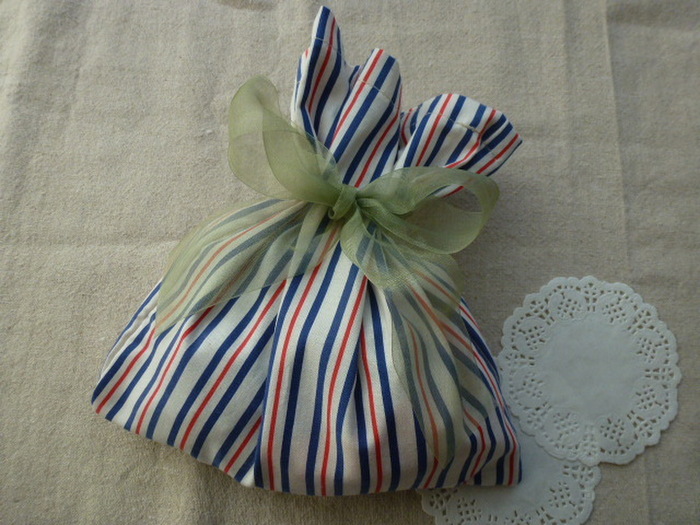 リボンなどで口を留める