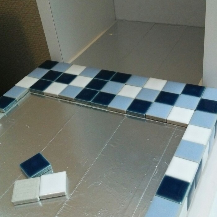 上面は中心部からタイル貼り