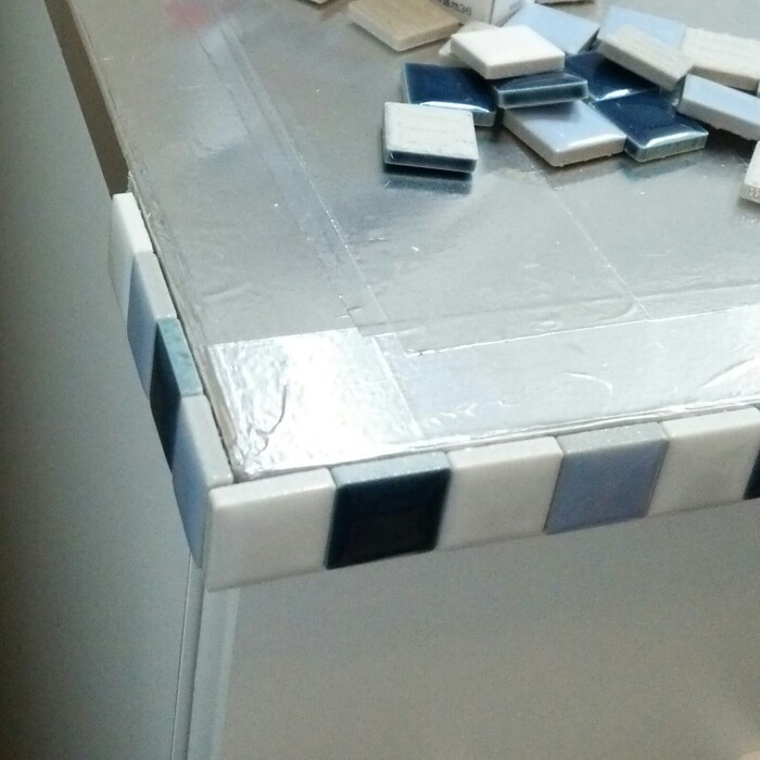 側面にタイルを貼る