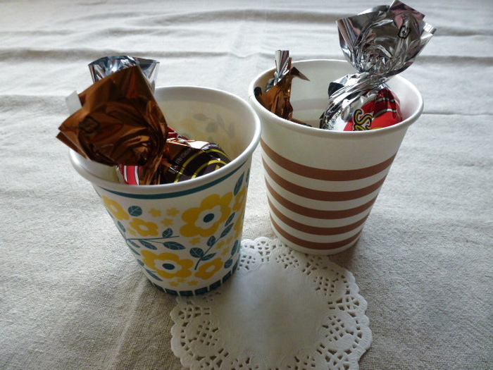 紙コップにチョコレートを詰める