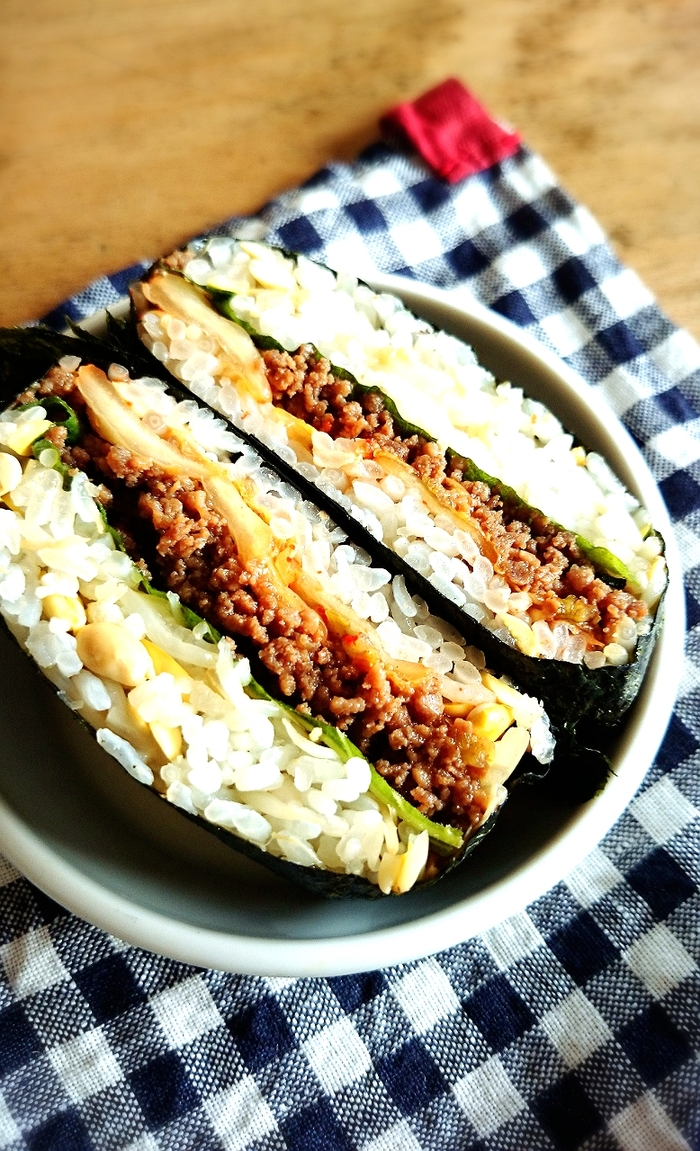 豆もやしがおいしいレシピ♥そぼろとキムチでおにぎらず