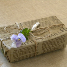 ラッピングにはグリーンや生花を添えて