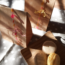 丸いシールでバレンタインのラッピングを手作り