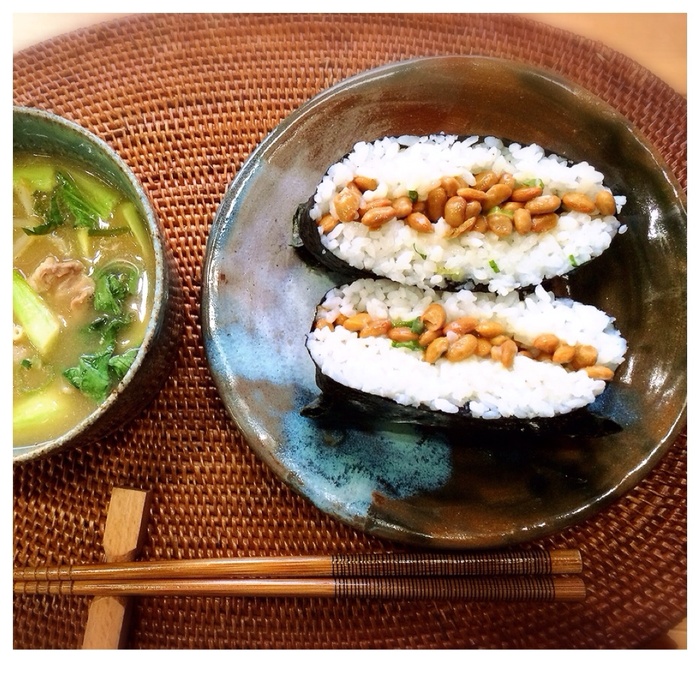 朝食に納豆おにぎらずで パワーチャージ！（たれのバリエーションでアレンジ豊か）