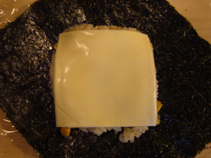 とろけるチーズをのせる