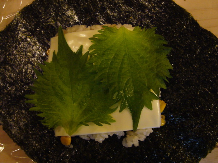 大葉をのせる