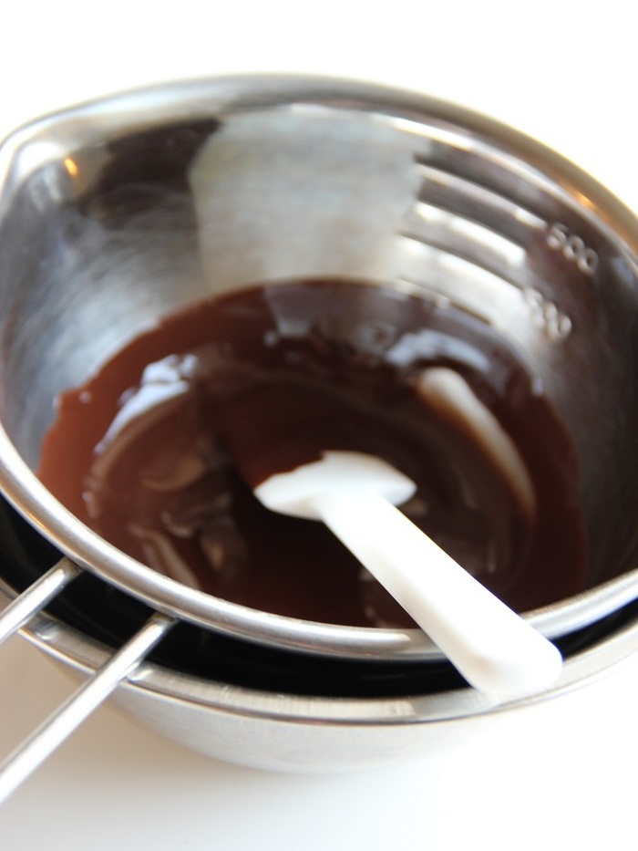 コーティング用チョコレートを湯煎で溶かす