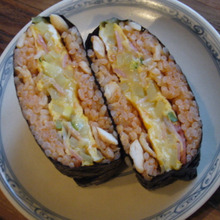 チキンライスでスパニッシュオムレツサンドおにぎらず