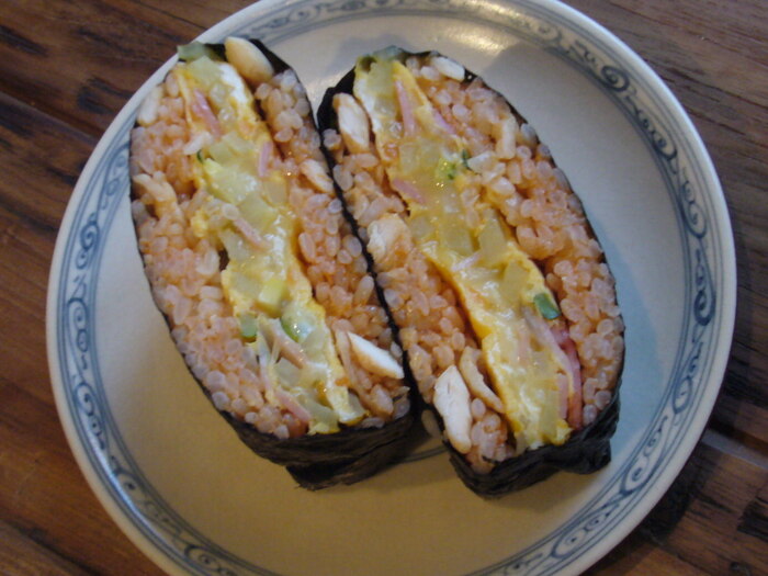 チキンライスでスパニッシュオムレツサンドおにぎらず