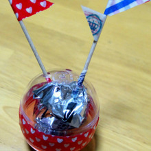 ラッピング☆ガチャガチャ空ケースに旗を立てて、カンタンかわいくプレゼント