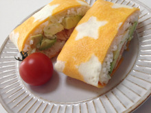 簡単可愛い卵で巻く洋風エビアボカドおにぎらず!