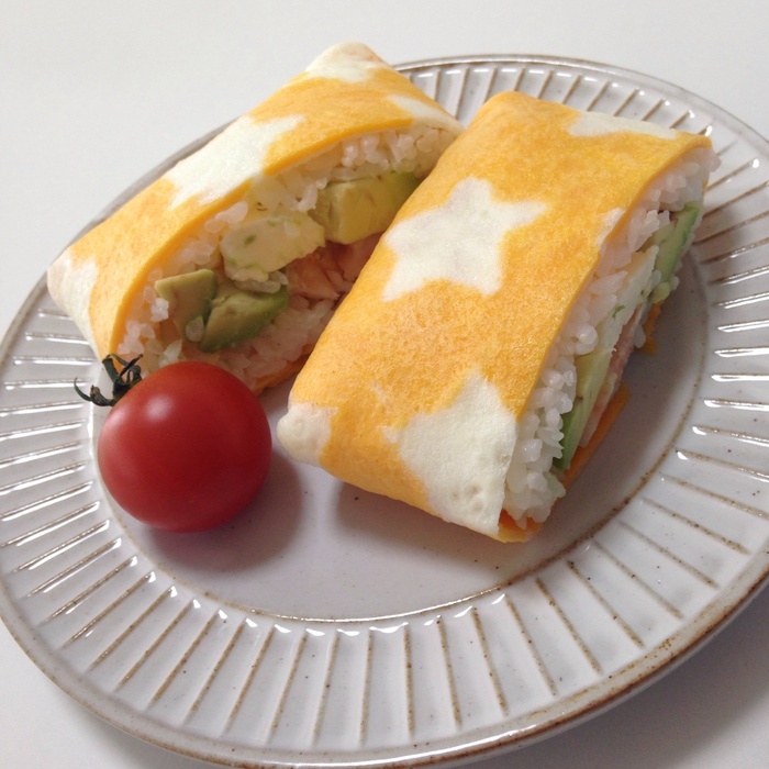 簡単可愛い卵で巻く洋風エビアボカドおにぎらず!