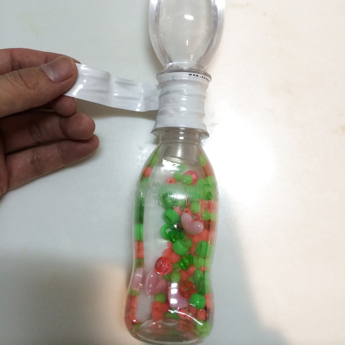 2.ベットボトルをビニールテープで繋ぎ合わせます