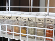 揃えてスッキリ使いやすい!100均スパイスボトル