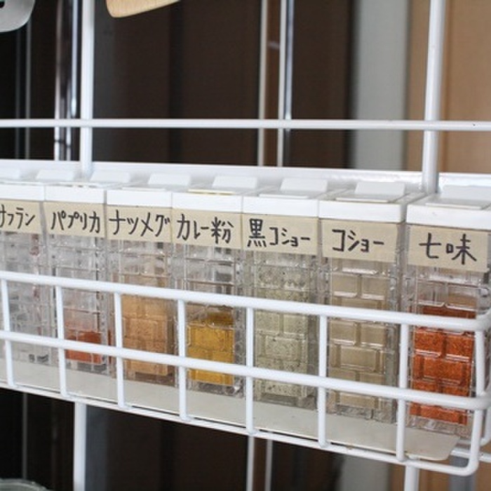 揃えてスッキリ使いやすい!100均スパイスボトル