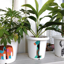 並べてかわいい☆ダイソーの白色プラスチック植木鉢にペーパーナプキンをデコパージュ♪