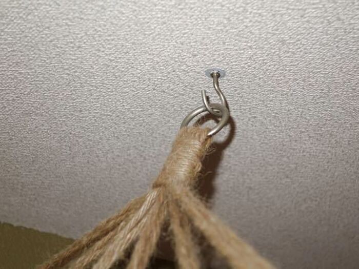 ①天井にフックをかけて