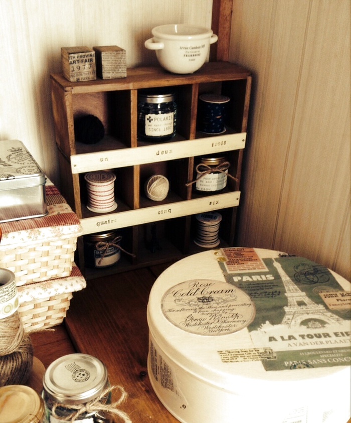 100均材料だけで簡単オシャレ♪飾れる収納棚