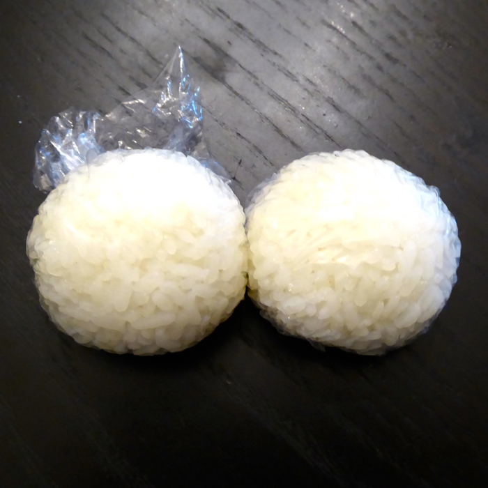 まずはおにぎりを握ります。
