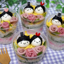 カップ寿司でひな祭り