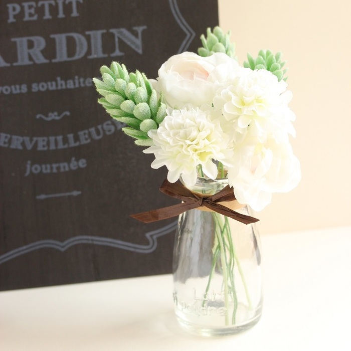 セリアのミルクビン風フラワーベース×造花でミニアレンジ♪