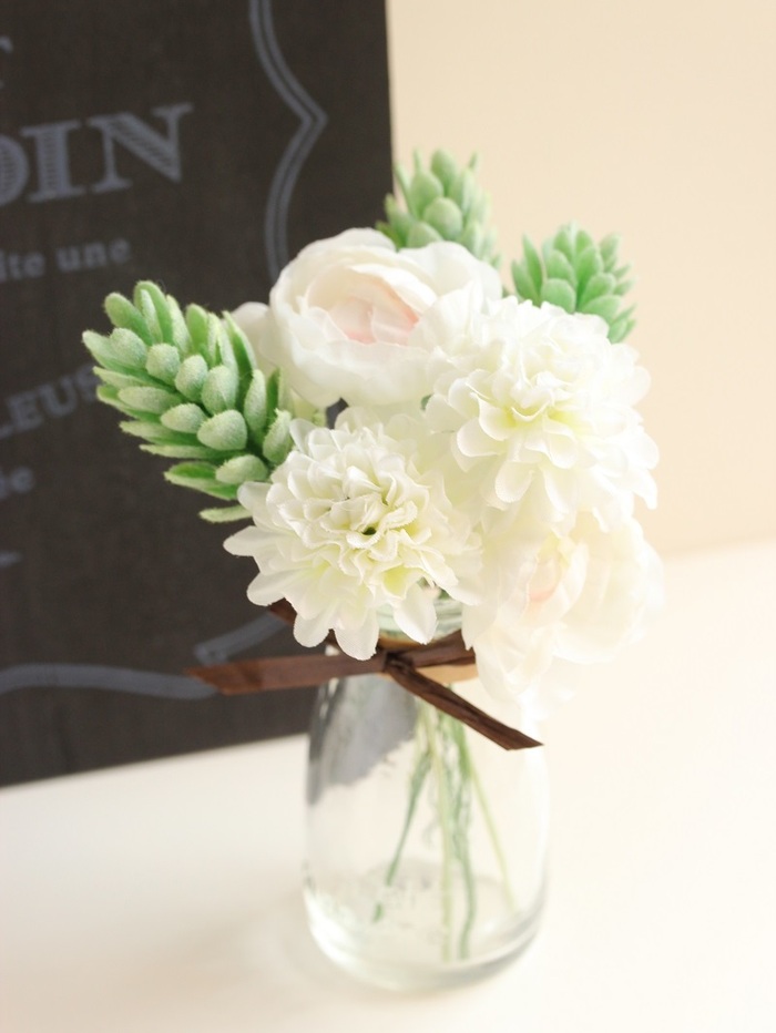 メインからビンに入れていきバランスよく飾ります