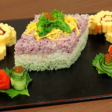 三色の菱餅風おすし~伊達巻と華やかサーモン・きゅうりイクラ添え