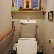 100均突っ張り棒とバスケットで解消!トイレの小物やトイレットペーパーのいい場所♪