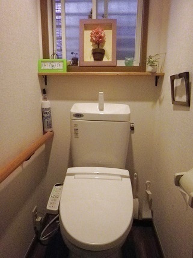 100均突っ張り棒とバスケットで解消!トイレの小物やトイレットペーパーのいい場所♪