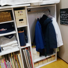 カラーボックスと突っ張り棒で通園道具を一まとめ(自分で準備しょうね!)