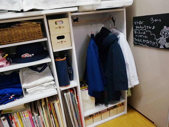 カラーボックスと突っ張り棒で通園道具を一まとめ(自分で準備しょうね!)