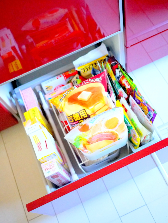 キッチン棚の収納は、突っ張り棒におまかせ!!