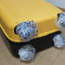 スーツケースのコロコロにはコレを付けて完了~