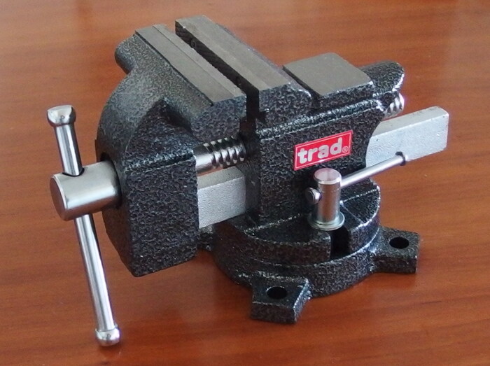 入門用のバイスでいいけど、安くても鋳鉄製!