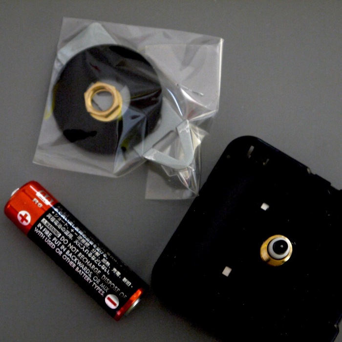 時計のパーツを取り付けます。