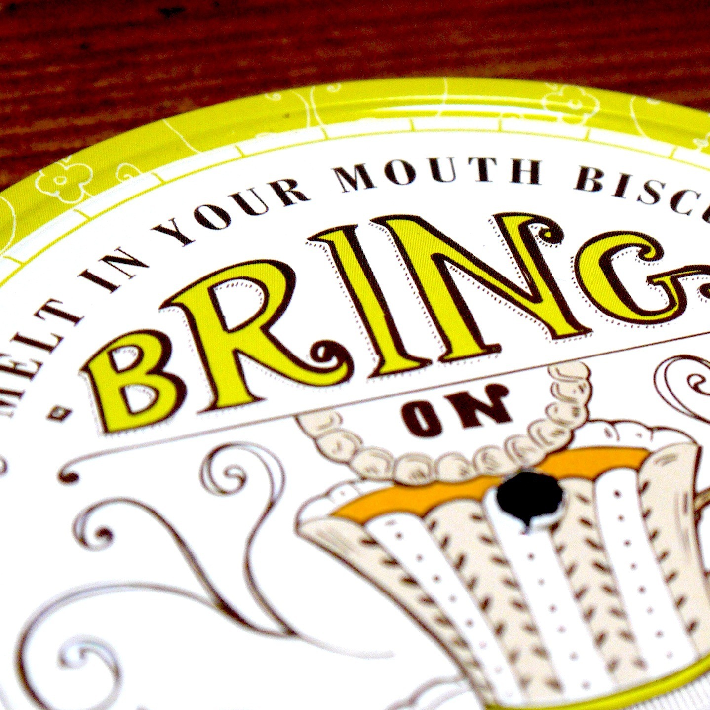 真ん中に穴を開けます。