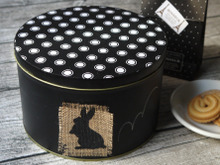 【簡単空き缶リメイク】セリアの黒板シートとはぎれでお菓子入れ