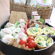 ソーセージで桜デコ*お得食材で節約行楽弁当