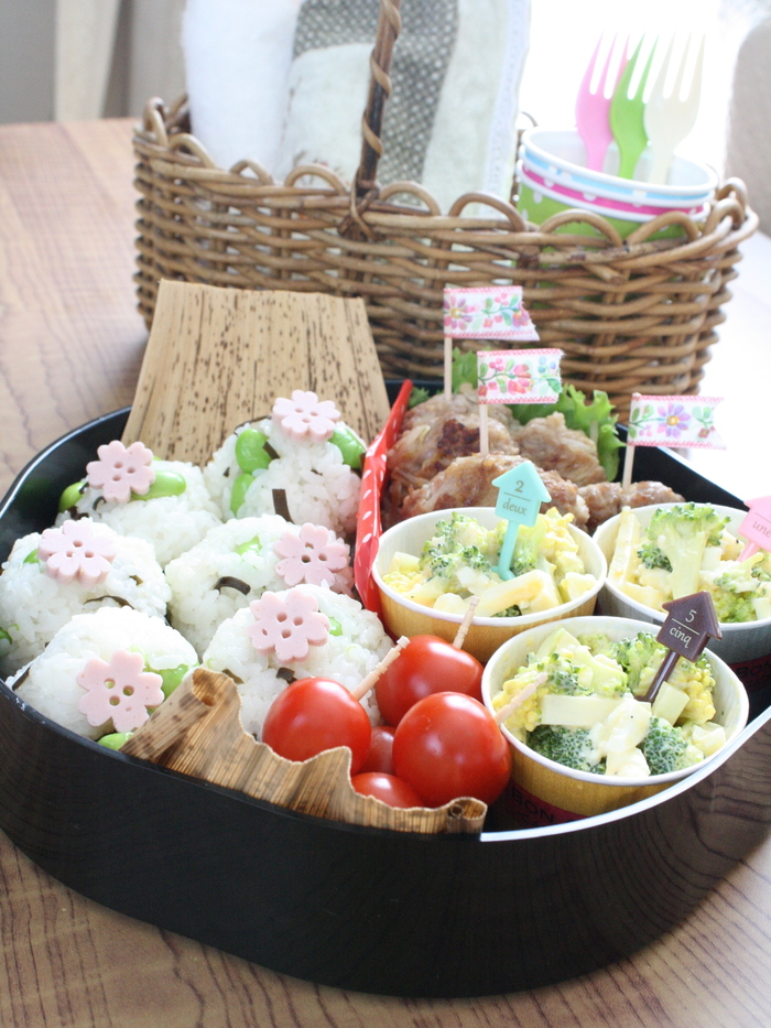 ソーセージで桜デコ*お得食材で節約行楽弁当