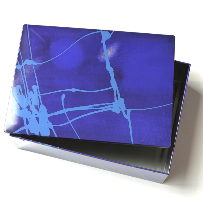 クッキーの空き缶を準備し、下の缶部分の側面を。