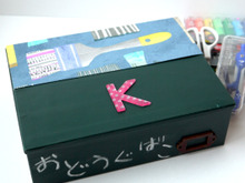 お菓子の空き缶×セリア黒板シート(緑)でお道具箱