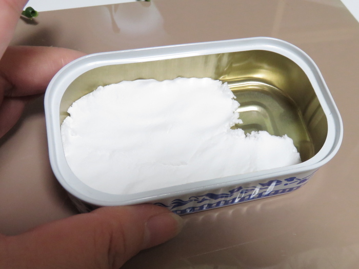 紙ねんどを缶詰の中に入れていきます
