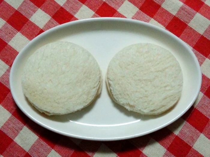 パンを丸型で２枚抜く。