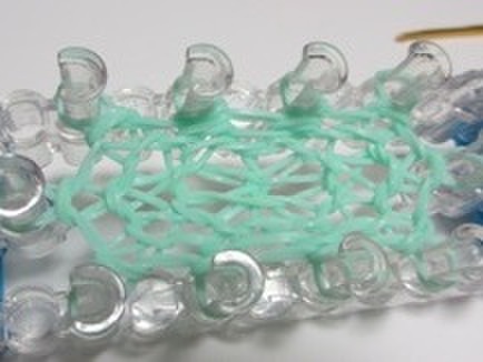 ゴムを編んでいきます