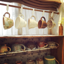 キッチン出窓をつっぱり棒とリンゴの木箱でカフェ風に!